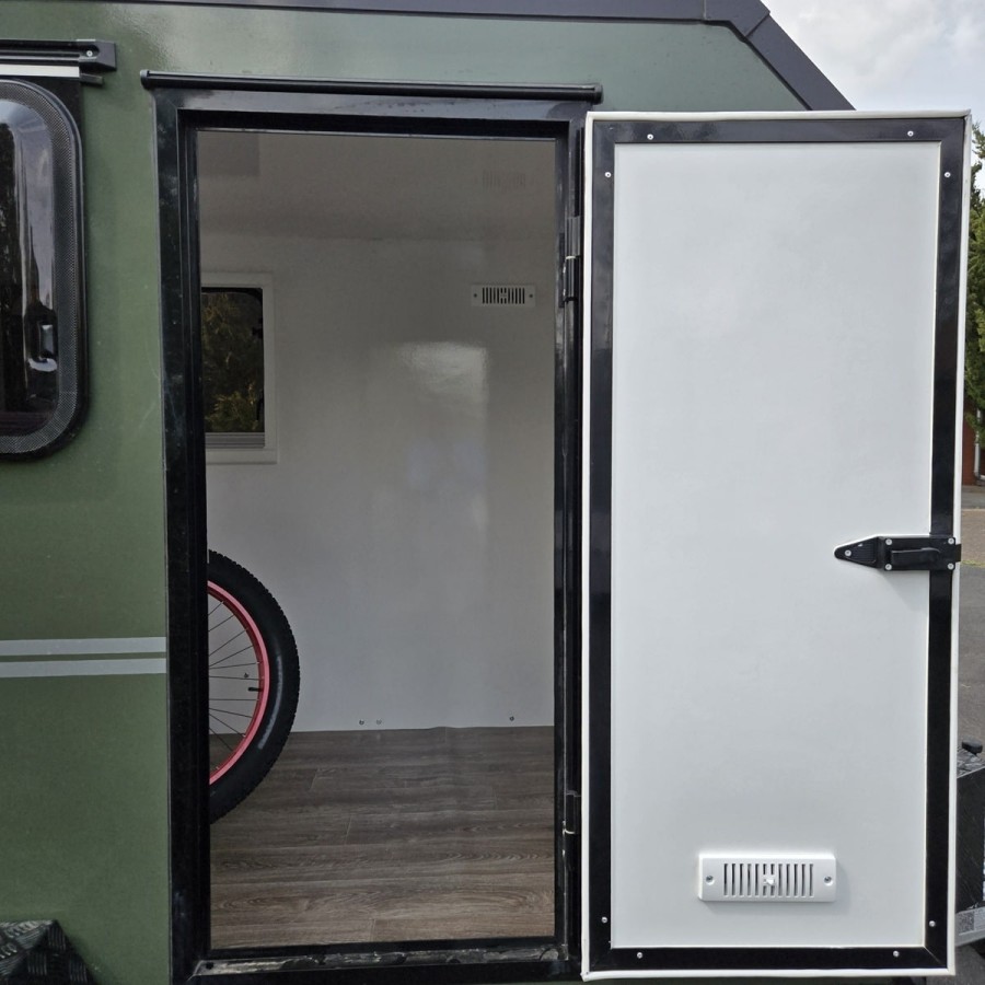 CRAFTMAX-OffRoad-min-i-Campinganhaenger-Heckklappe-Seitenfenstern-220-Volt-Deichselbox-100kmh-13