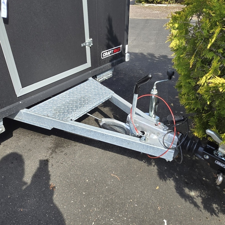Verkaufsanhaenger-Foodtrailer-1500-4.50x2.00x2.20m-Thermo-Sandwichpanele-zwei-Verkaufsklappen-Stuetzen-gebremst-5