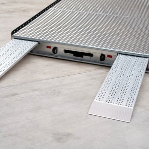 Autotransporter-mit-Riffelblechboden