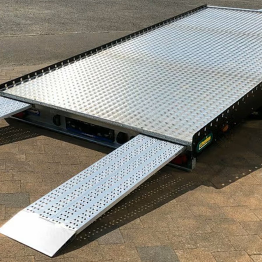 Autotrailer-mit-Riffelblechboden