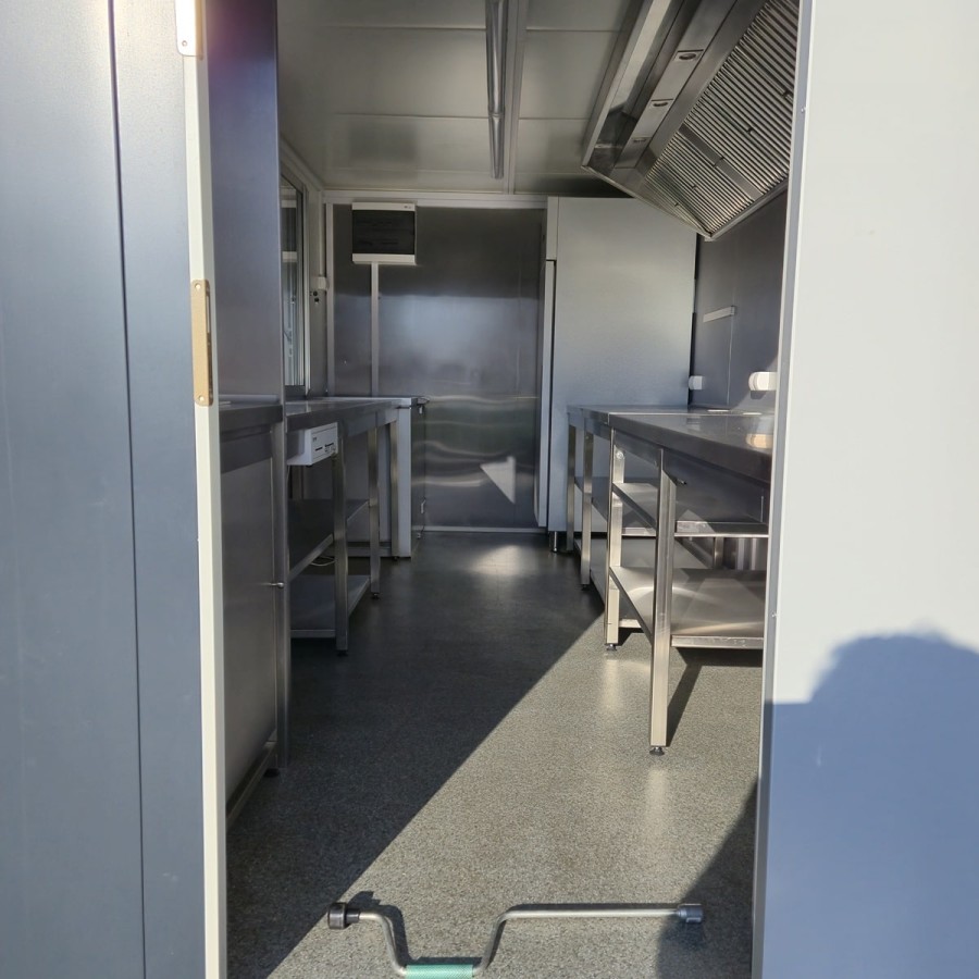 Verkaufsanhaenger-Tandem-2700-Edelstahl-Gastro-voll-ausgestattet-4.20x2.20x2.30m-Thermo-Sandwichpanele-E-Paket-7
