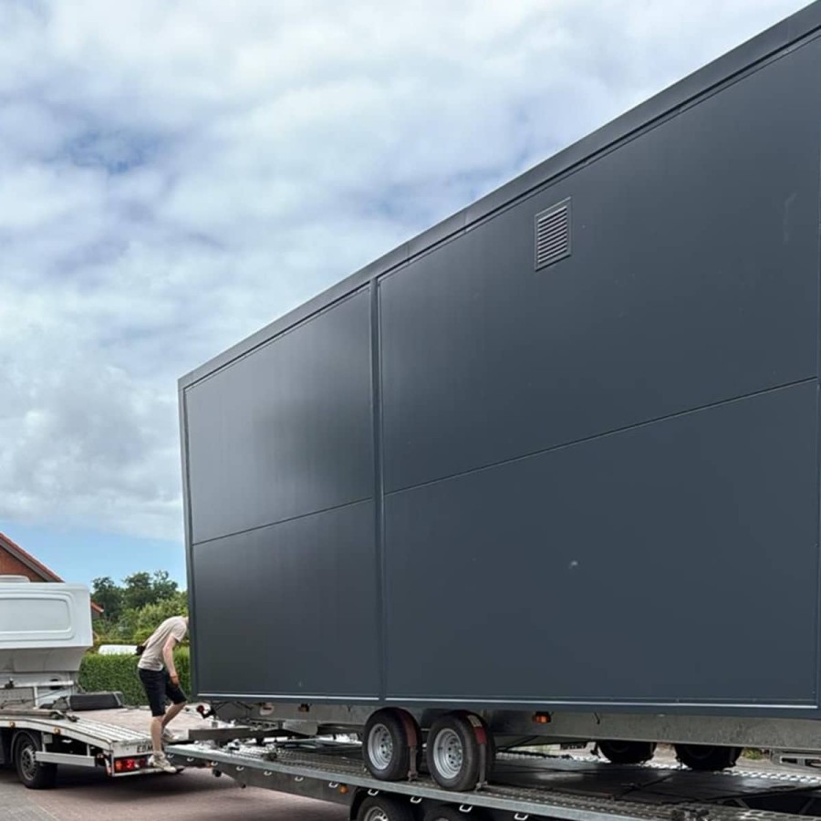 Verkaufstrailer-Rueckseite-mit-Ventiltoroeffnung