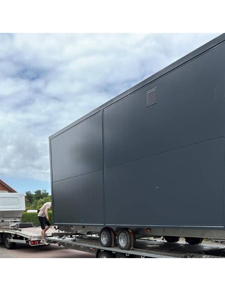 Verkaufstrailer-Rueckseite-mit-Ventiltoroeffnung