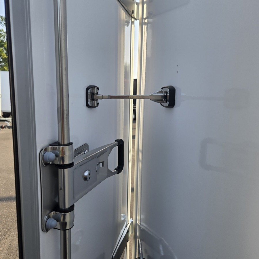 CRAFTMAX-750kg-Kofferanhaenger-zwei-Fluegeltueren-2.55×1.42×1.53m-Unique-Sandwichpanele-ungebremst-100kmh-3