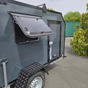 OffRoad-Camping-anhaenger-1000kg-mit-Heckklappe-Tuer-2-Fenster-2-Dachtraeger-variabler-Innen-Trennwand-MT-Reifen-1 2