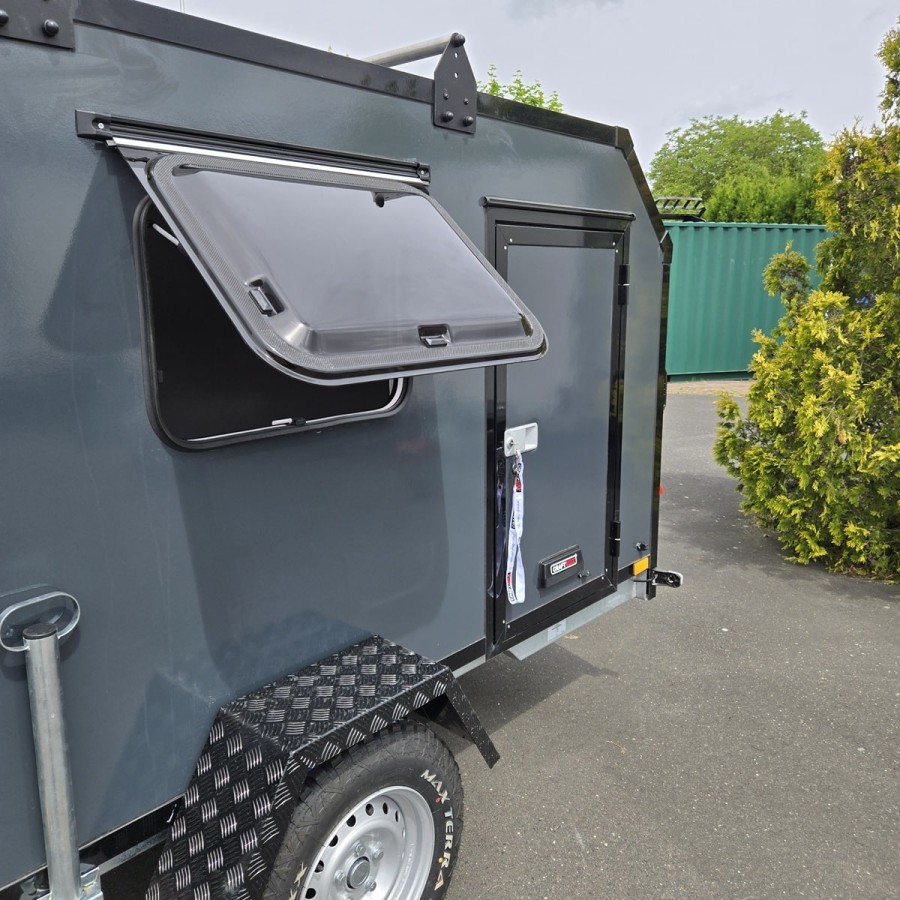 CRAFTMAX-OffRoad-Mini-Campinganhaenger-1000kg-ohne-Zwischenwand-mit-geschlossener-Heckklappe-Tuer-2-Fenster-100kmh-8