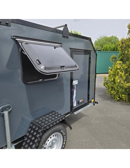 CRAFTMAX-OffRoad-Mini-Campinganhaenger-1000kg-ohne-Zwischenwand-mit-geschlossener-Heckklappe-Tuer-2-Fenster-100kmh-8
