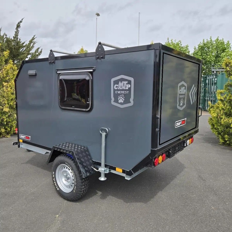 OffRoad-Camping-anhaenger-1000kg-mit-Heckklappe-Tuer-2-Fenster-2-Dachtraeger-variabler-Innen-Trennwand-MT-Reifen-4