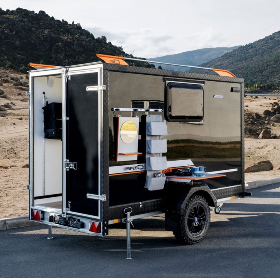 OffRoad-1300-Speedcaravan-BlackCross-Edition-3.00x1.46x1.90m-vollausgestattet-Kueche-Doppelbett-Fenster-Tuer-100kmh-1