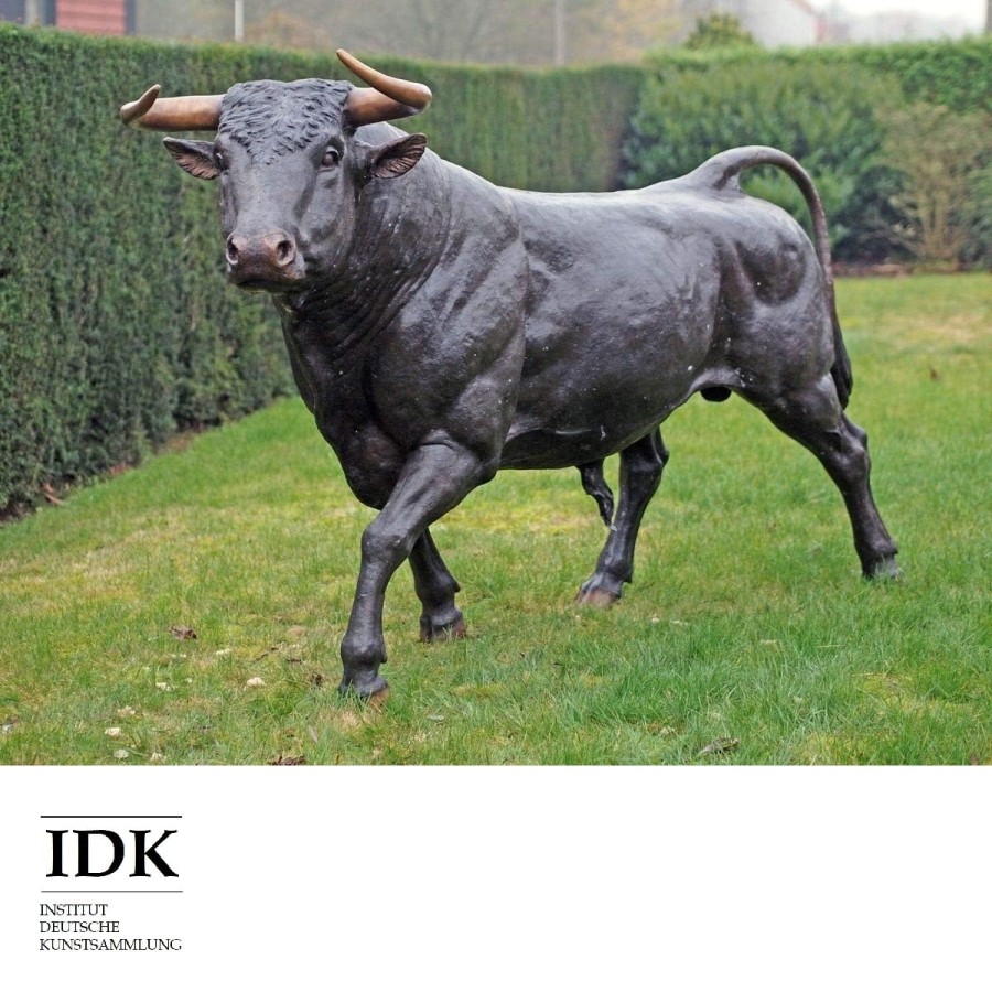 The-Bull-Bronzeskulptur-beeindruckende-handgefertigte-Skulptur-fuer-Ihren-Garten-Park-Villa