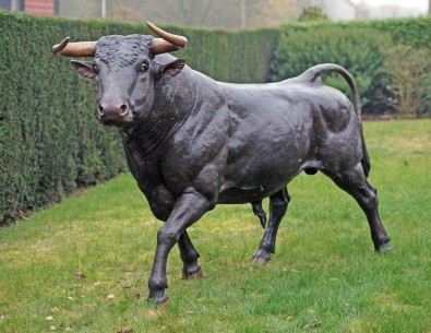 The-Bull-Bronzeskulptur-beeindruckende-handgefertigte-Skulptur-fuer-Ihren-Garten-Park-Villa 2