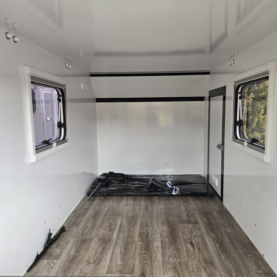 OffRoad-Campinganhaenger-750kg-2.80x1.47x1.40m-Heckklappe-Tuer-2-Fenster-variable-Zwischenwand-100kmh-4