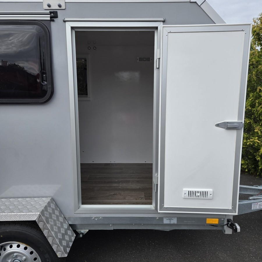 OffRoad-750-mini-Camper-PKW-Anhaenger-3.05x1.47x1.60m-Klappe-nach-oben-2-Fenster-Tuer-3-Dachtraeger-100kmh-gebremst-8