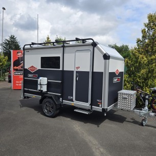 Sportcaravan®-Cube-3-halfgrey-Camping-Anhaenger-1250kg-Thermo-Sandwich-GFK-3.63x1.72x1.89m-Offroad-Paket-Fenster-Tuer-Dachhaube