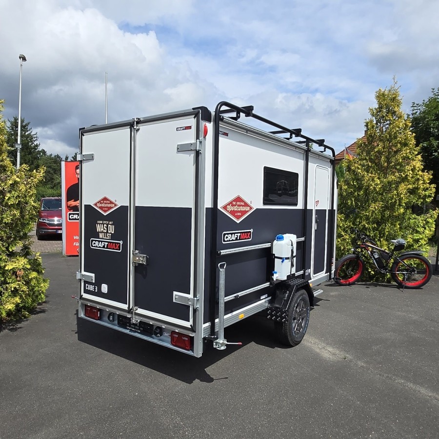 Sportcaravan®-Cube-3-OffRoad-Camping-Anhaenger-1250kg-Thermo-Sandwich-GFK-halfgrey-100kmh-1
