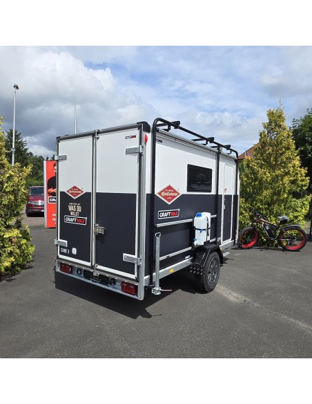 Sportcaravan®-Cube-3-OffRoad-Camping-Anhaenger-1250kg-Thermo-Sandwich-GFK-halfgrey-100kmh-1