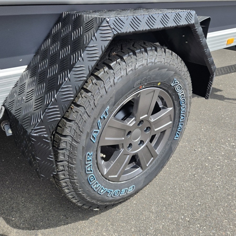 Sportcaravan®-Cube-3-OffRoad-Camping-Anhaenger-1250kg-Thermo-Sandwich-GFK-halfgrey-100kmh-8