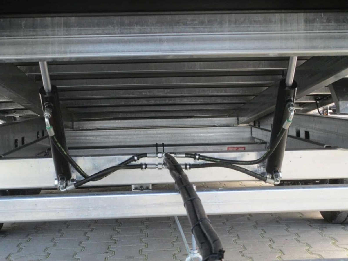 CRAFTMAX®-3500-Tridem-Fahrzeugtransporter-hydraulisch-kippbar-ALU-Bordwand-Hochplane-7
