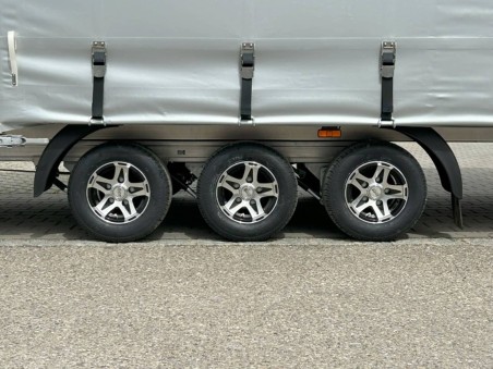 CRAFTMAX-Autotransporter-3500-Tridem-Alurahmen-kippbar-5.20x2.10x0.40m-Alupaneelboden-Seilwinde-Aluauffahrschienen-LED-Hochplane