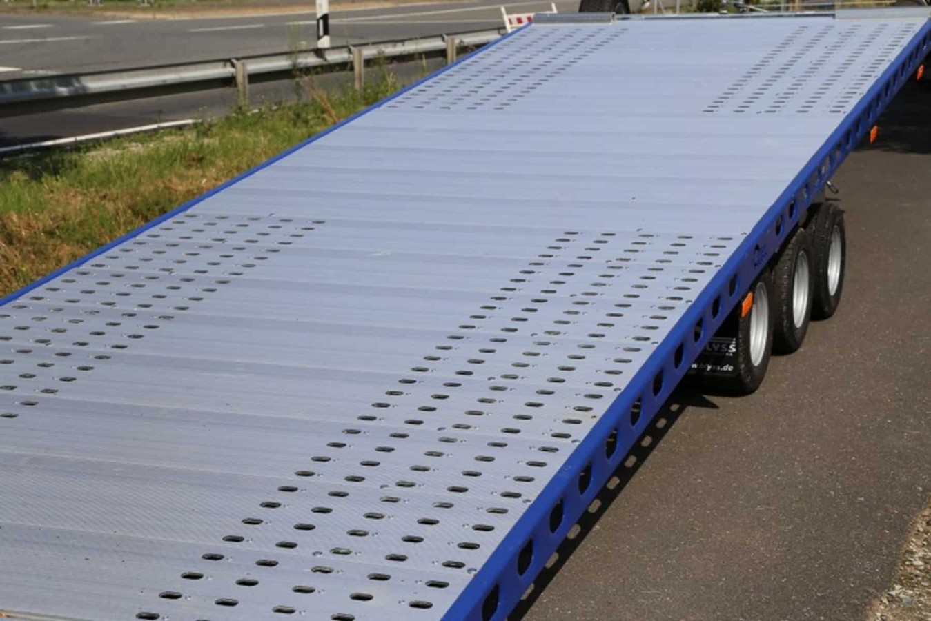 CRAFTMAX-3500-Tridem-Autotrailer-geschlossener-Alupaneelboden-kippbar-6.55x2.05m-Seilwinde-LED-7