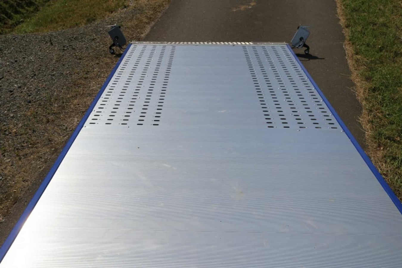 CRAFTMAX-3500-Tridem-Autotrailer-geschlossener-Alupaneelboden-kippbar-6.55x2.05m-Seilwinde-LED-13