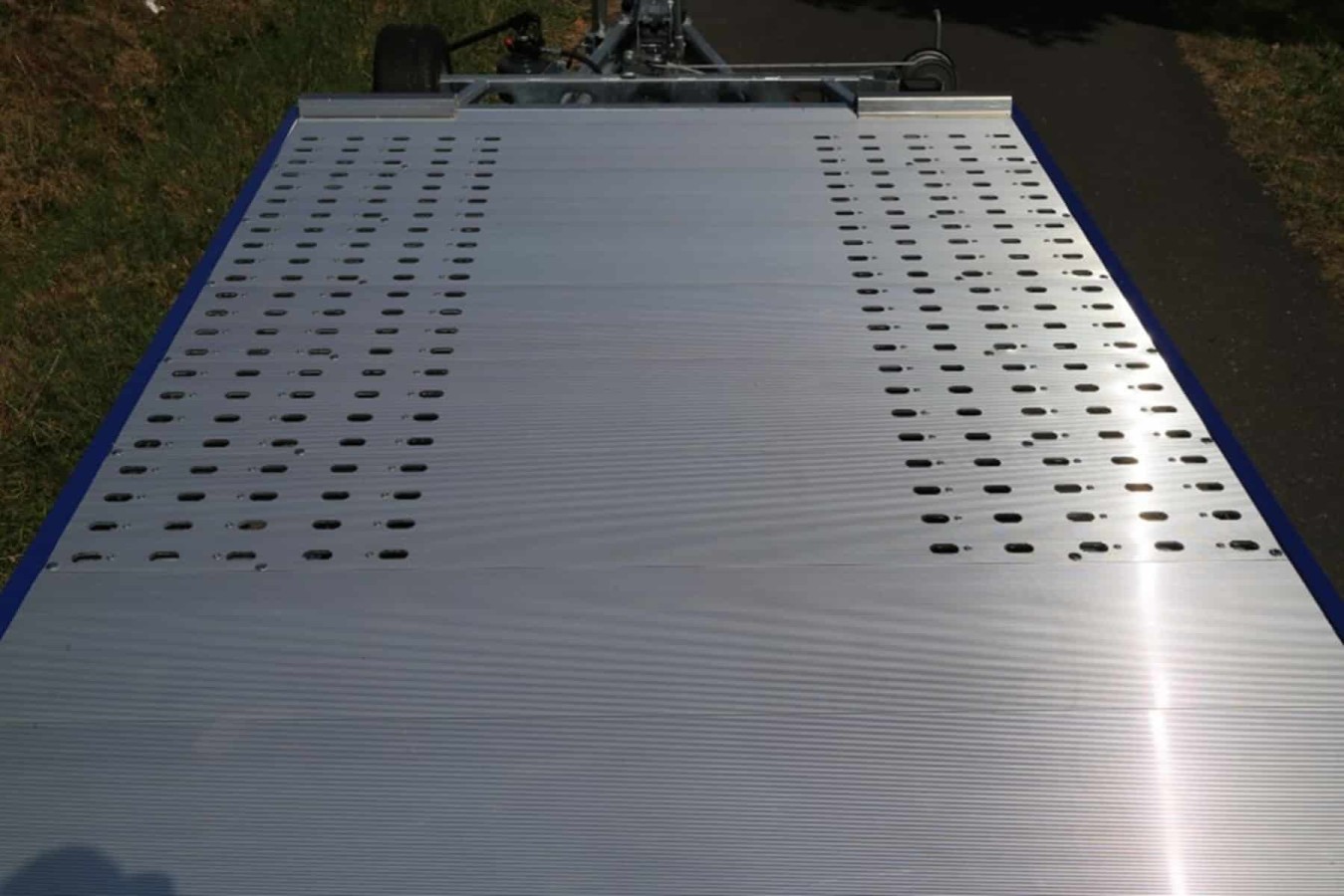 CRAFTMAX-3500-Tridem-Autotrailer-geschlossener-Alupaneelboden-kippbar-6.55x2.05m-Seilwinde-LED-12