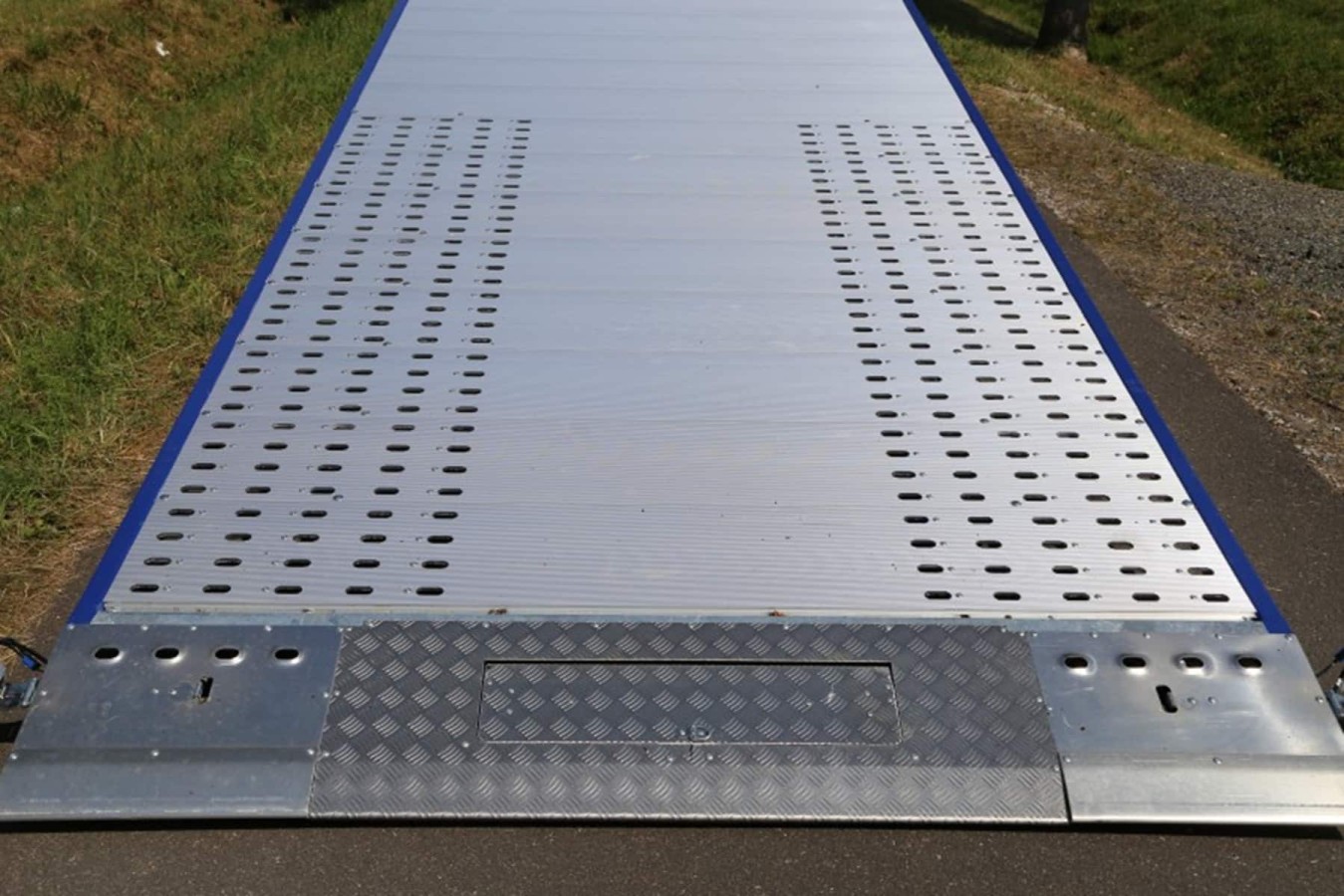CRAFTMAX-3500-Tridem-Autotrailer-geschlossener-Alupaneelboden-kippbar-6.55x2.05m-Seilwinde-LED-6