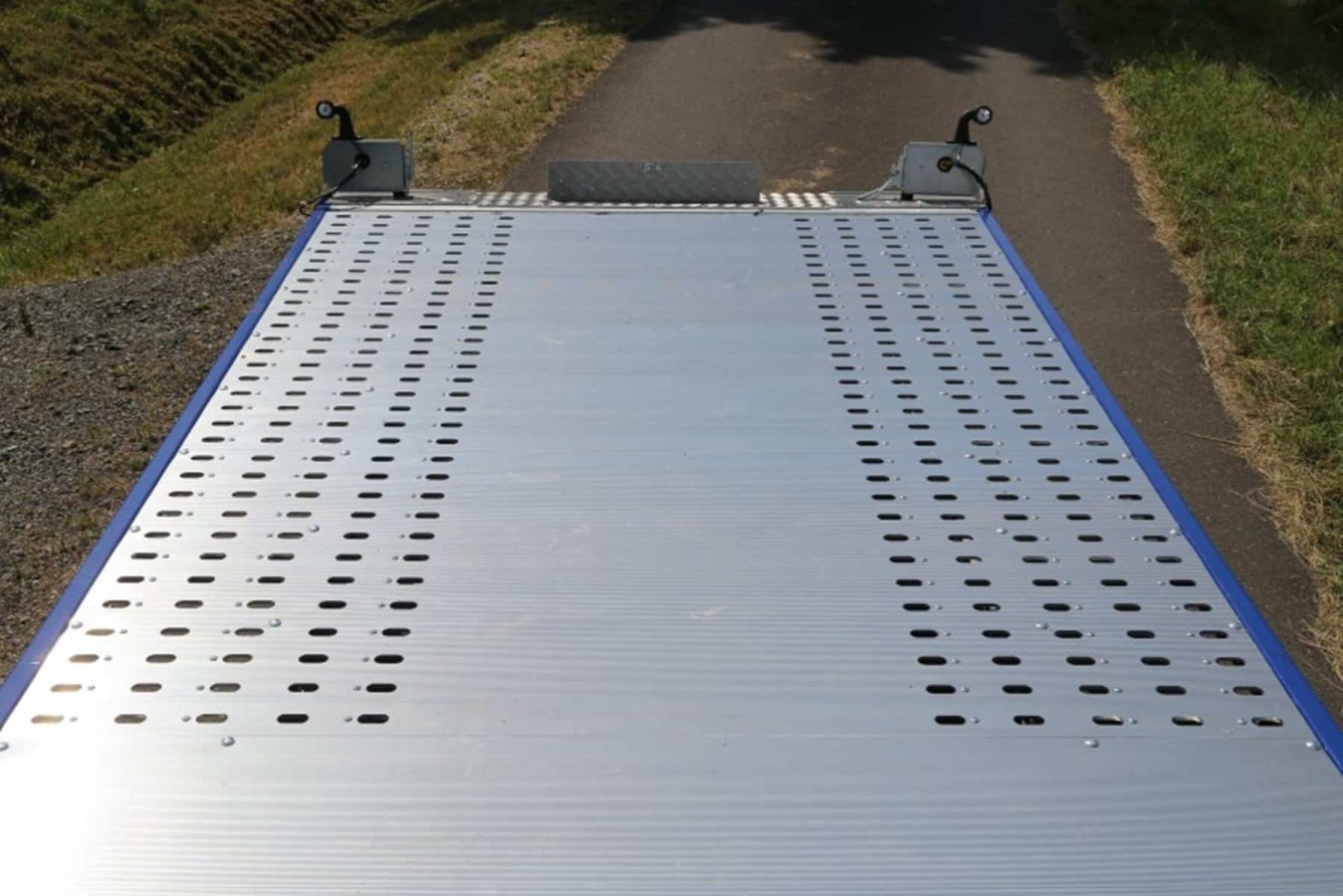 CRAFTMAX-3500-Tridem-Autotrailer-geschlossener-Alupaneelboden-kippbar-6.55x2.05m-Seilwinde-LED-15