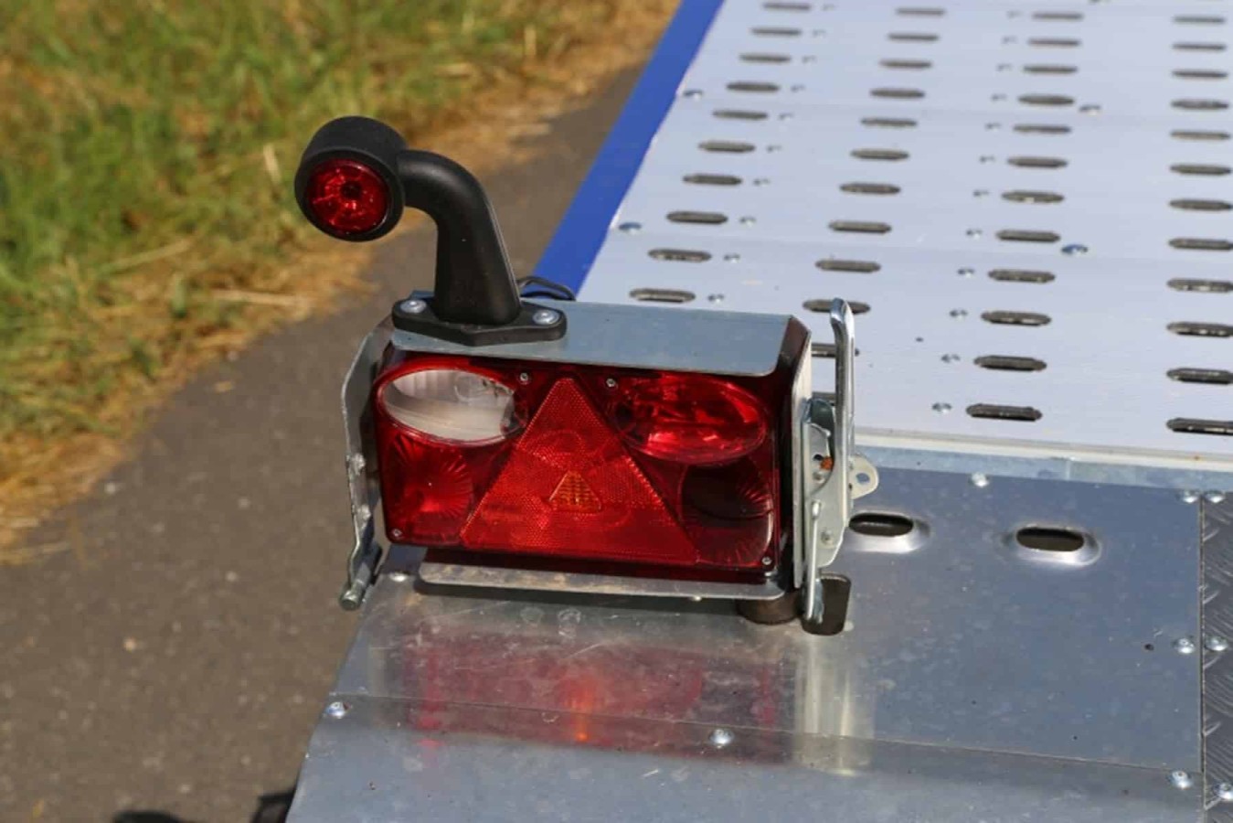 CRAFTMAX-3500-Tridem-Autotrailer-geschlossener-Alupaneelboden-kippbar-6.55x2.05m-Seilwinde-LED-16
