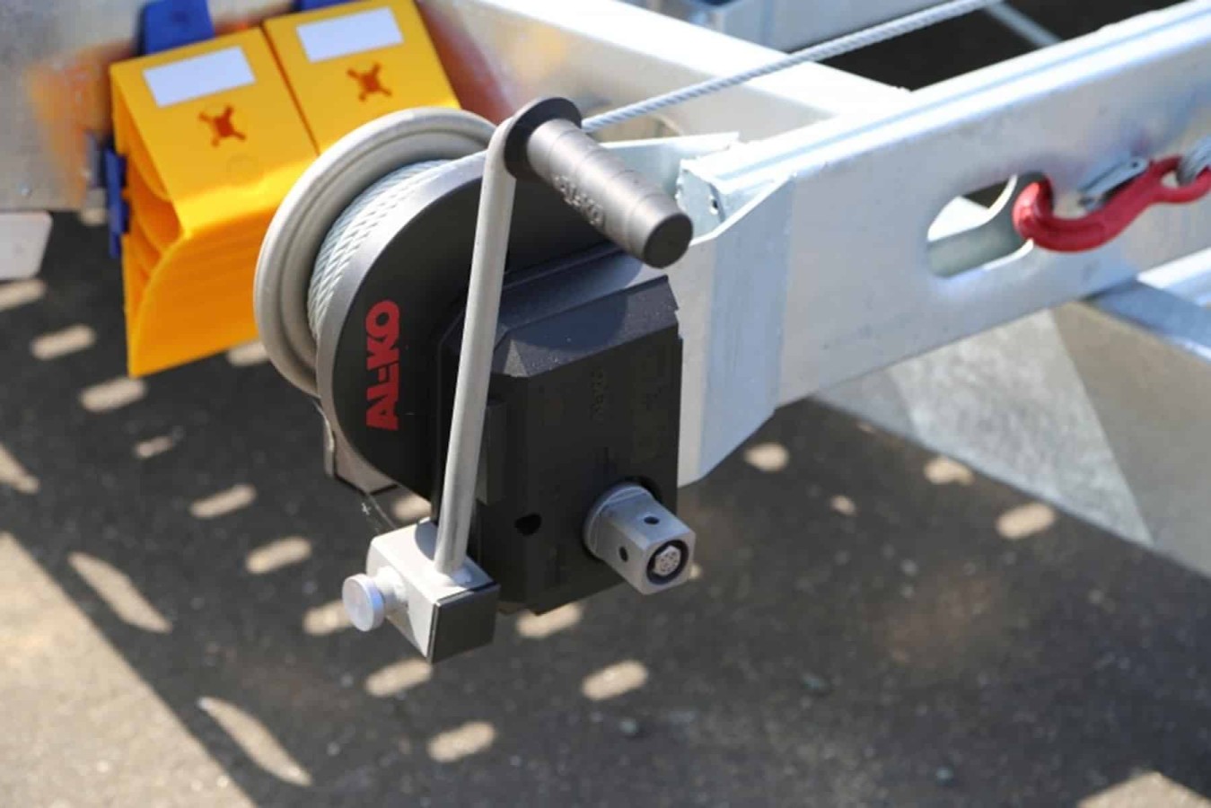 CRAFTMAX-3500-Tridem-Autotrailer-geschlossener-Alupaneelboden-kippbar-6.55x2.05m-Seilwinde-LED-10