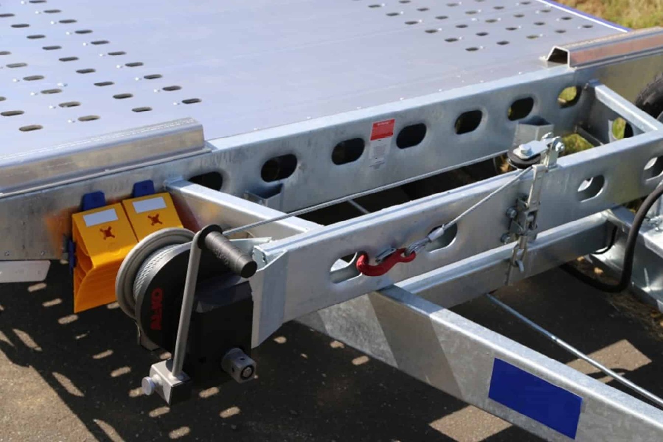 CRAFTMAX-3500-Tridem-Autotrailer-geschlossener-Alupaneelboden-kippbar-6.55x2.05m-Seilwinde-LED-11