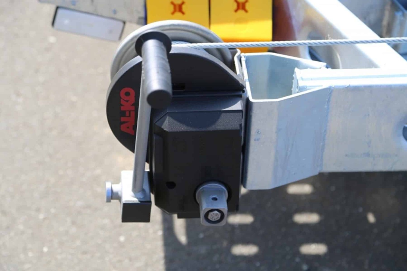 CRAFTMAX-3500-Tridem-Autotrailer-geschlossener-Alupaneelboden-kippbar-6.55x2.05m-Seilwinde-LED-9