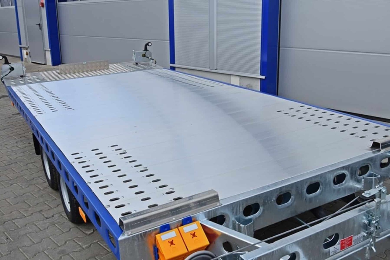CRAFTMAX-3000-Tandem-Autotrailer-geschlossener-Alupaneelboden-kippbar-4.60x2.03m-Seilwinde-LED-3
