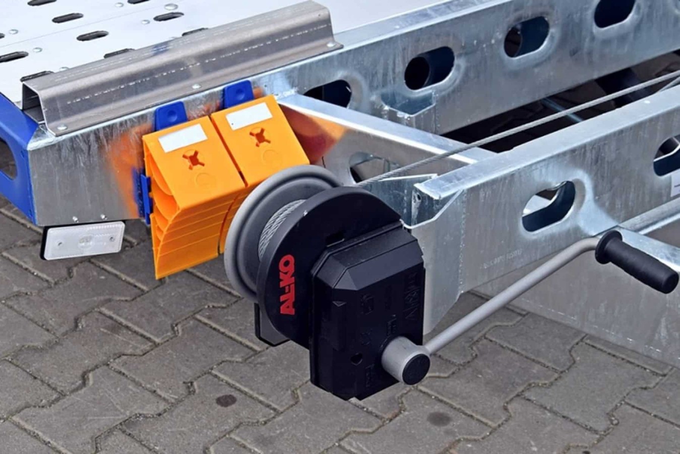 CRAFTMAX-3000-Tandem-Autotrailer-geschlossener-Alupaneelboden-kippbar-4.60x2.03m-Seilwinde-LED-6