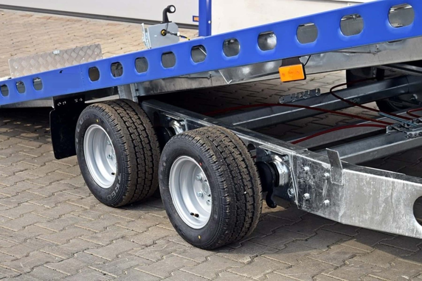 CRAFTMAX-3000-Tandem-Autotrailer-geschlossener-Alupaneelboden-kippbar-4.60x2.03m-Seilwinde-LED-8