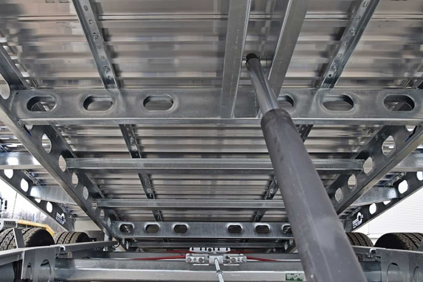 CRAFTMAX-3000-Tandem-Autotrailer-geschlossener-Alupaneelboden-kippbar-4.60x2.03m-Seilwinde-LED-7