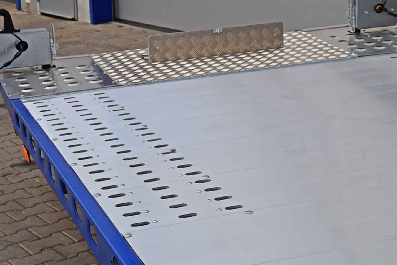 CRAFTMAX-3000-Tandem-Autotrailer-geschlossener-Alupaneelboden-kippbar-4.60x2.03m-Seilwinde-LED-10