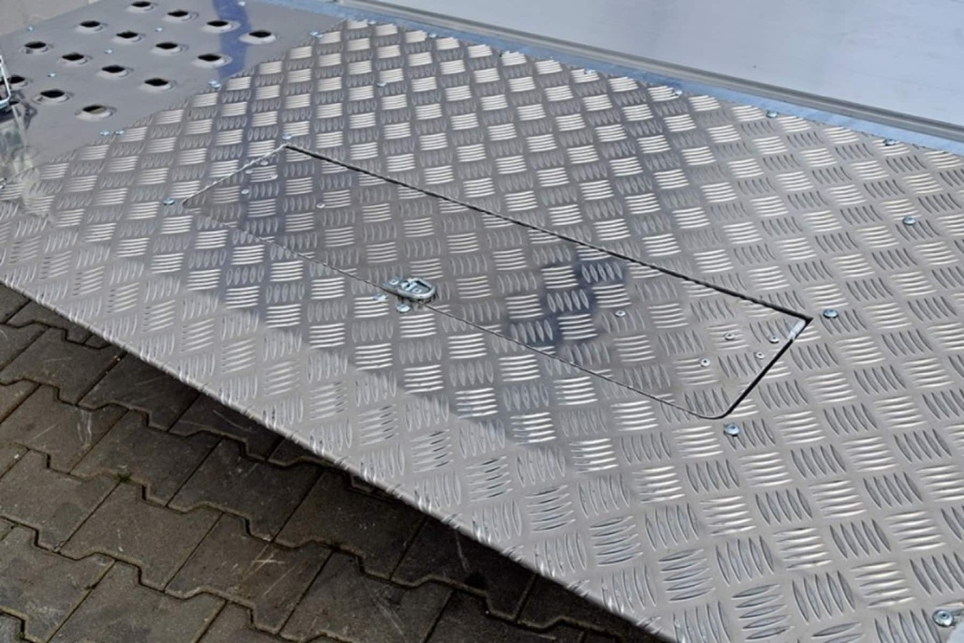 CRAFTMAX-3000-Tandem-Autotrailer-geschlossener-Alupaneelboden-kippbar-4.60x2.03m-Seilwinde-LED-13