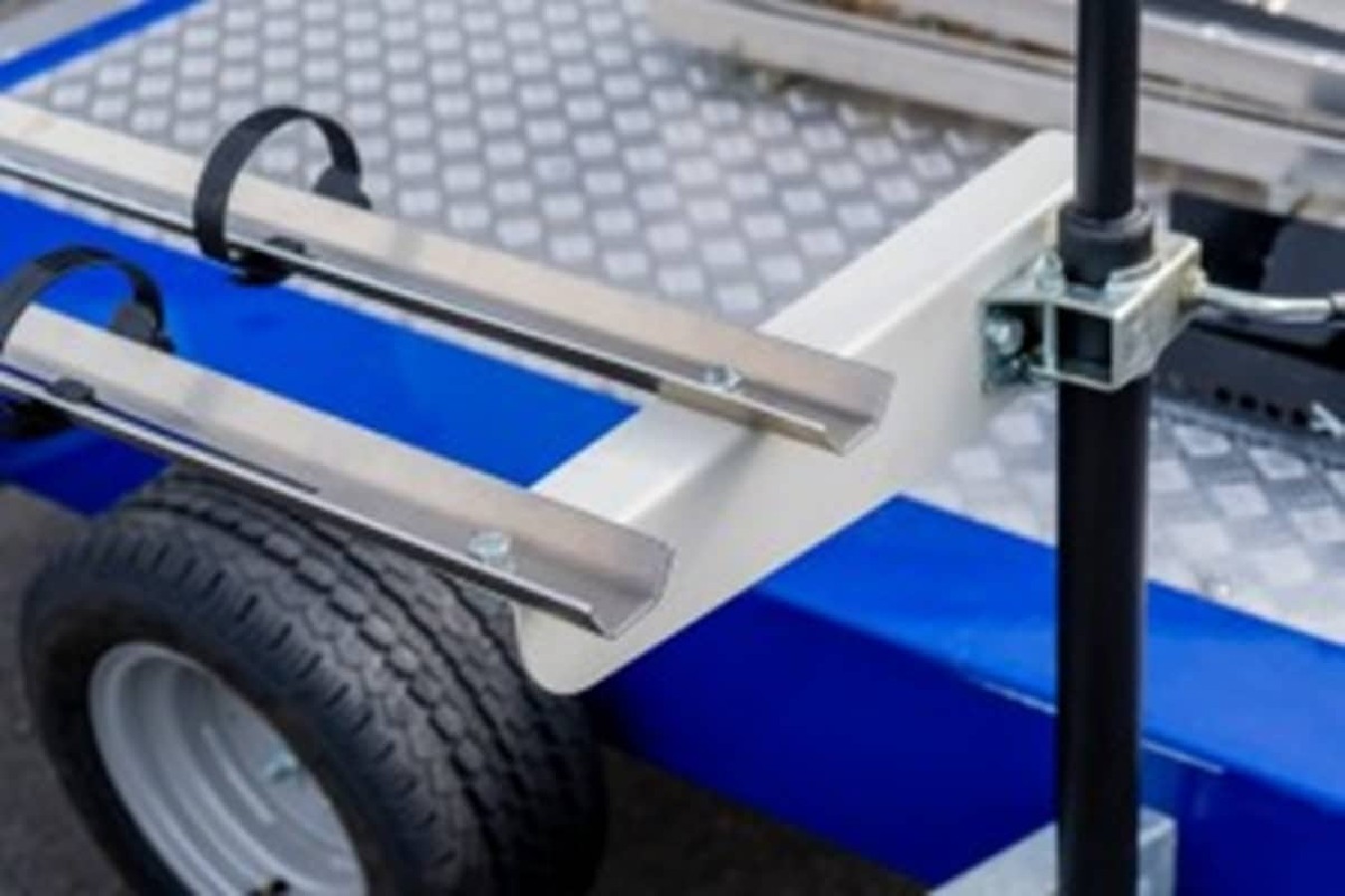 750kg-ALU-Motorradtransporter-2.00x1.00m-mit-Fahrradtraeger-Staubox-100-kmh-7