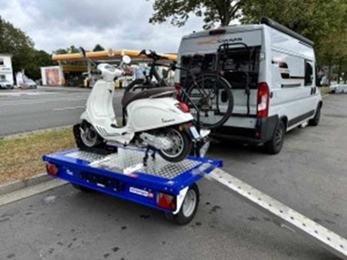 750kg-ALU-Motorradtransporter-2.00x1.00m-mit-Fahrradtraeger-Staubox-100-kmh-9