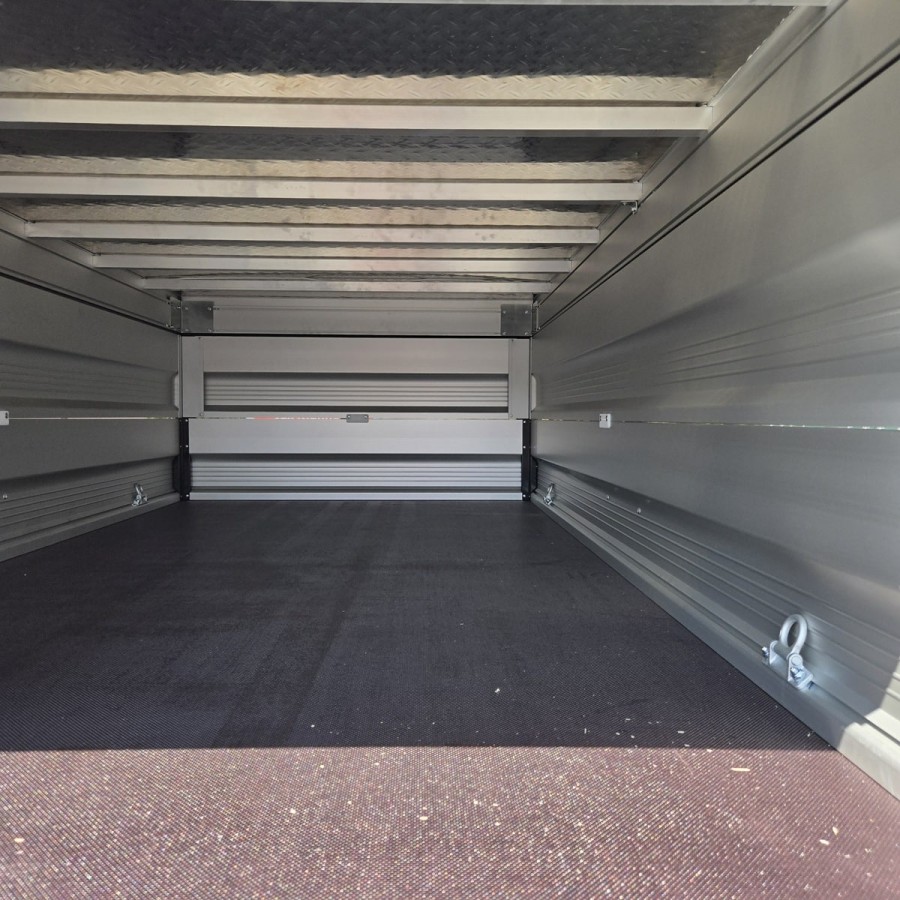 1300-ALU-Kastenanhaenger-2.50×1.26×0.70m-mit-Bordwandaufsatz-und-Deckel-gebremst-100-kmh-8
