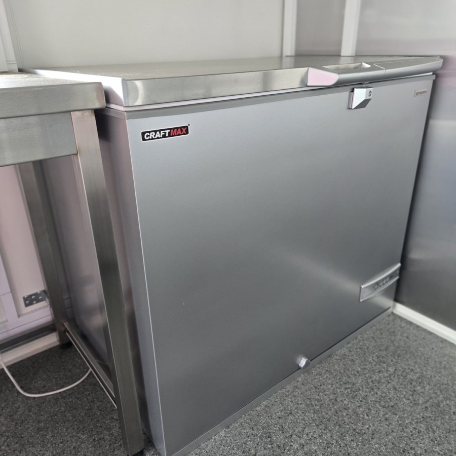 Edelstahl-Gastro-Tiefkuehltruhe-236-Liter-984x700x890mm-15°C-bis-25°C-Edelstahl-Klappdeckel-Schloss-Beleuchtung-fuer-Verkaufstra