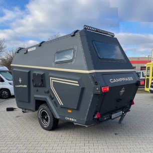 CAMPPASS®-CR-OFF-ROAD-DARKNESS-Camping-Anhaenger-mit-Aufstelldach-Bett-Kueche-BadWC-Solar-Paket-3