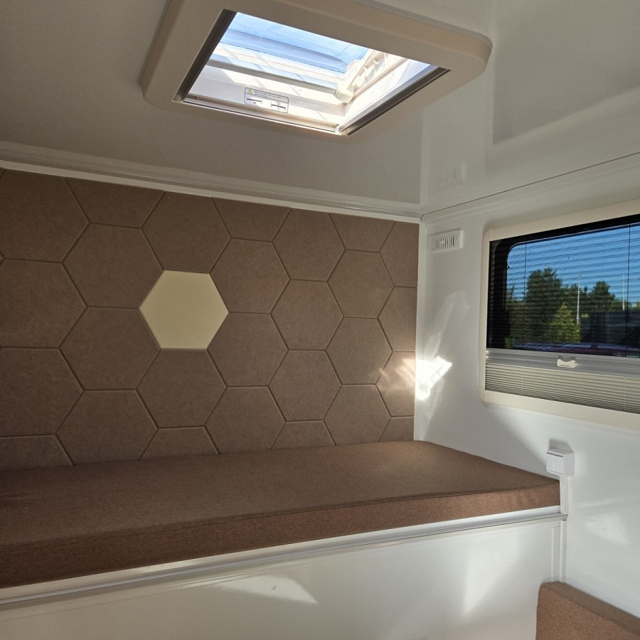CRAFTMAX®-SPEEDCARAVAN®-full-Options-2700-Tandem-5.00x2.00x2.00m-ThermoSandwich-mit-Bett-Kueche-Sanitaerbereich-Ladebordwand-100