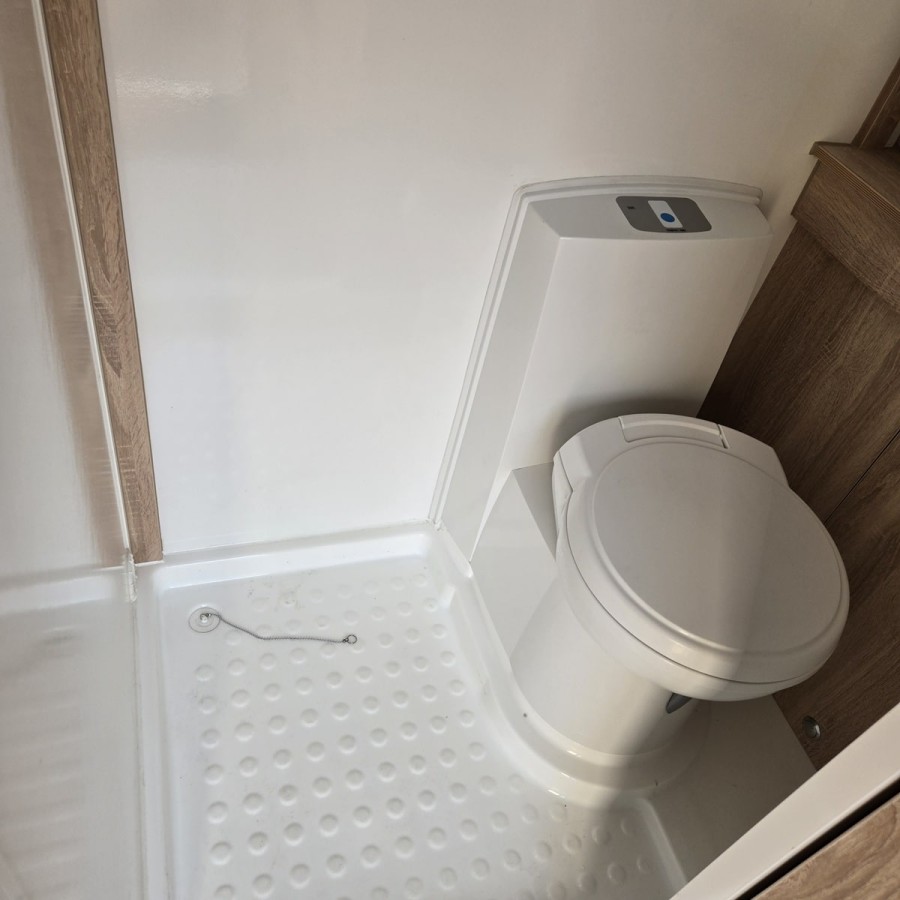 CRAFTMAX®-SPEEDCARAVAN®-full-Options-2700-Tandem-5.00x2.00x2.00m-ThermoSandwich-mit-Bett-Kueche-Sanitaerbereich-Ladebordwand-100