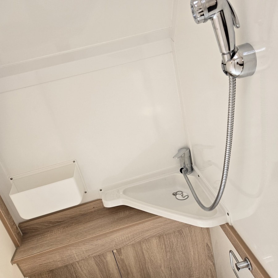 CRAFTMAX®-SPEEDCARAVAN®-full-Options-2700-Tandem-5.00x2.00x2.00m-ThermoSandwich-mit-Bett-Kueche-Sanitaerbereich-Ladebordwand-100