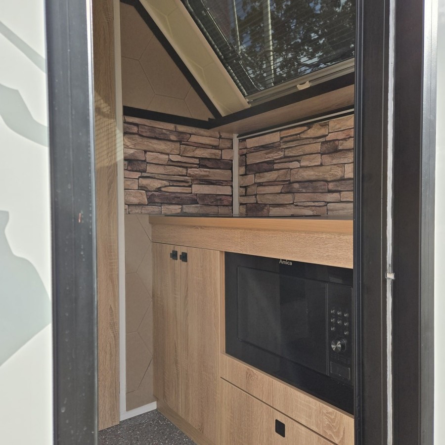 OffRoad-Caravan-BLACK-ROAD-SOLAR-2700-Tandem-Luxus-Innenausstattung-23