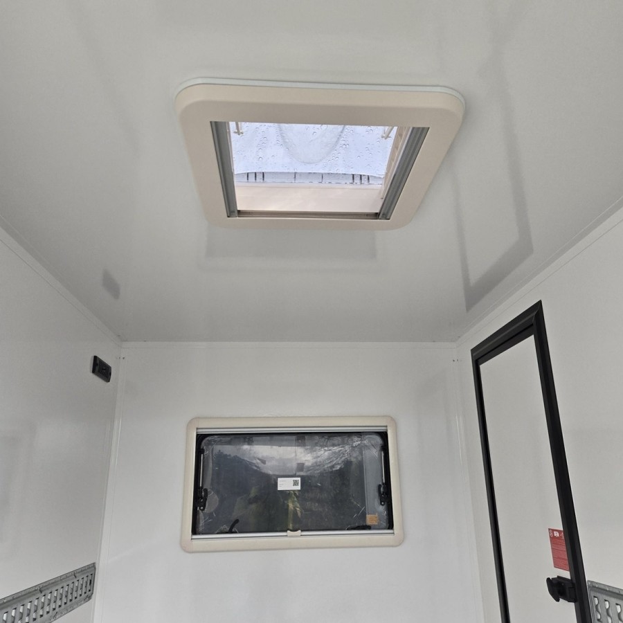 CRAFTMAX-1300-Offroad-Koffer-Dach-Heki-Front-Fenster-Doppelfluegeltuer-7