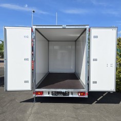 CRAFTMAX®-Kofferanhaenger-1300-Plywood-mit-GFK-Oberflaeche-3.05×1.57×1.84m-1-Seitentuer-2-Heckfluegeltueren-4 2