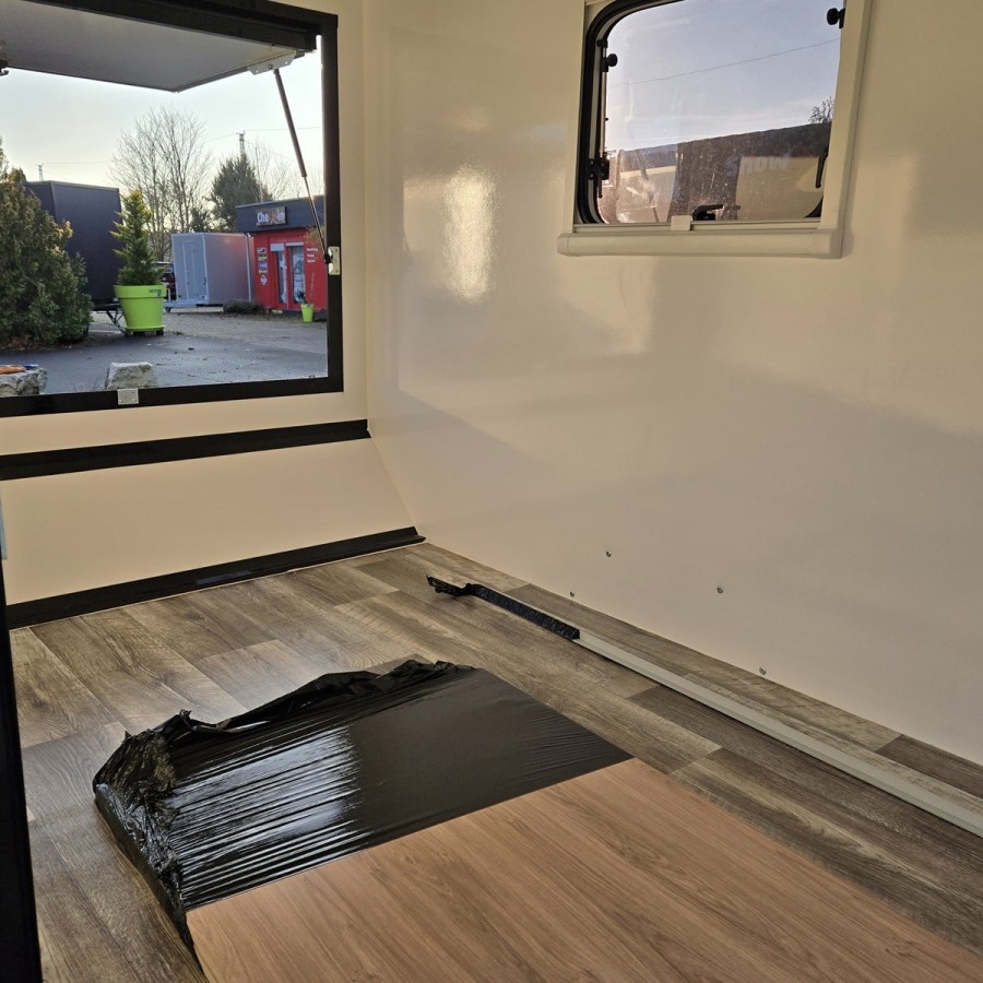 CRAFTMAX-OffRoad-Mini-Campinganhaenger-1000kg-ohne-Zwischenwand-mit-geschlossener-Heckklappe-Tuer-2-Fenster-100kmh-7